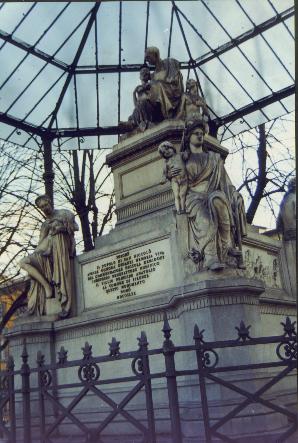 Il monumento a Nicolaj Demidov in piazza Demidov.